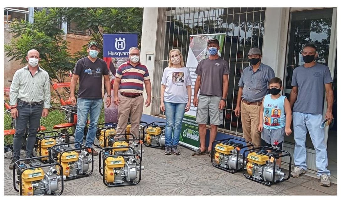 Imagen de Se entregaron las 12 primeras motobombas a productores afectados por sequ&iacute;a