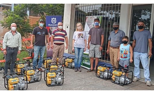 Imagen de Se entregaron las 12 primeras motobombas a productores afectados por sequ&iacute;a