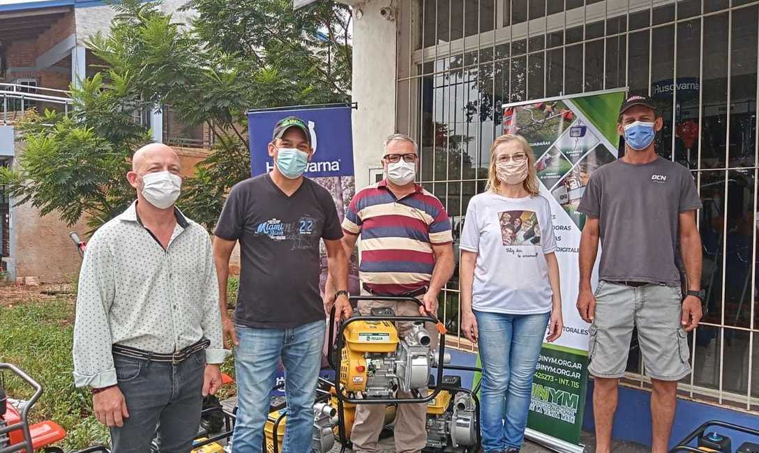 Imagen de Se entregaron las 12 primeras motobombas a productores afectados por sequ&iacute;a