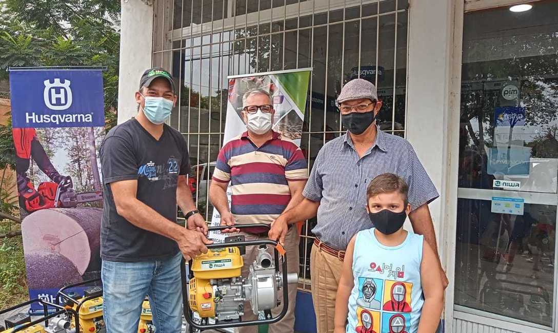 Imagen de Se entregaron las 12 primeras motobombas a productores afectados por sequ&iacute;a