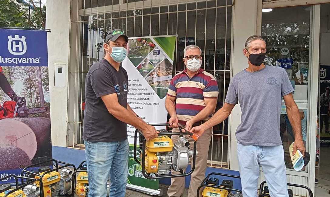 Imagen de Se entregaron las 12 primeras motobombas a productores afectados por sequ&iacute;a