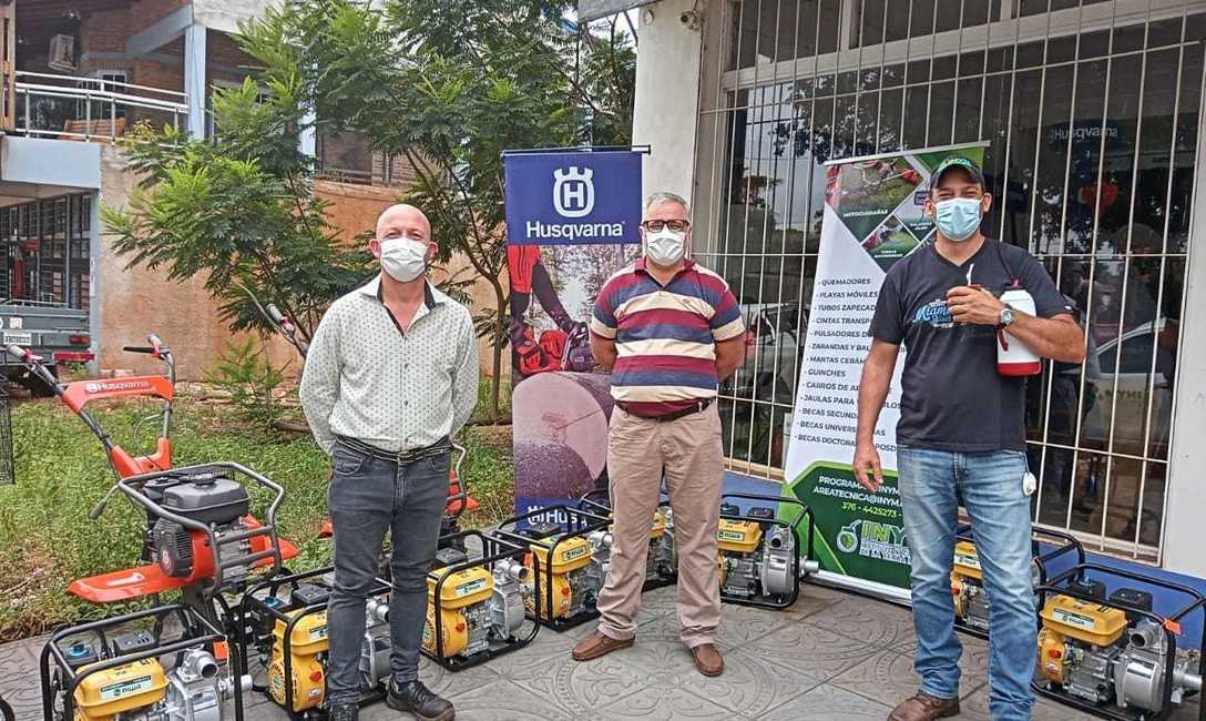 Imagen de Se entregaron las 12 primeras motobombas a productores afectados por sequ&iacute;a