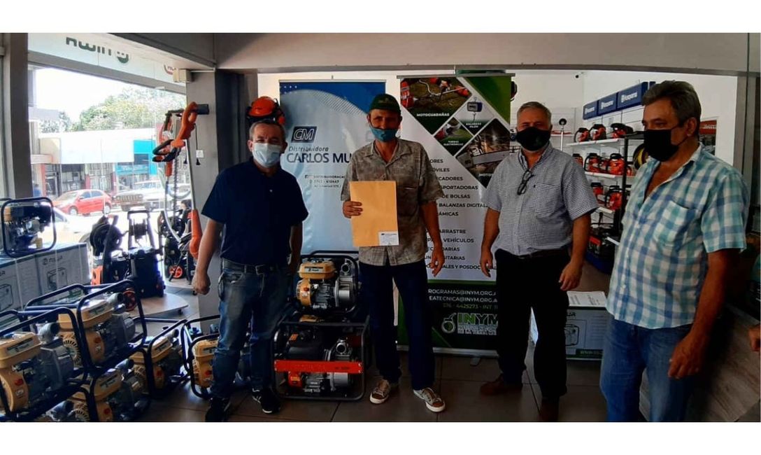 Imagen de Nueva entrega de motobombas y tanques de agua para productores