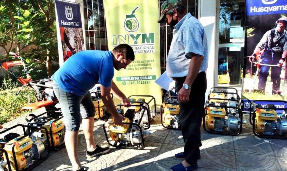 Imagen de Contin&uacute;a la entrega de motobombas y tanques para riego de yerbales