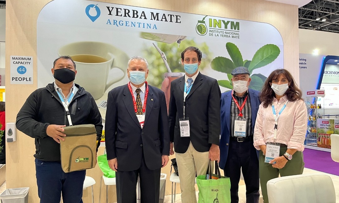 El director del INYM Rubén Alvez (izq) junto al Embajador en los Emiratos Árabes Unidos, Agustín Molina Arambarri. El director del INYM Rubén Alvez (izq) junto al Embajador en los Emiratos Árabes Unidos, Agustín Molina Arambarri.