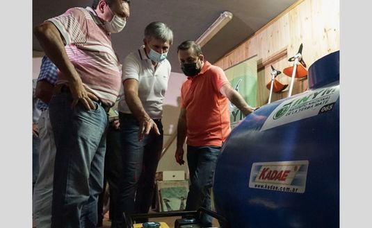 Imagen de Junto al gobernador Herrera Ahuad, el INYM entreg&oacute; m&aacute;s de 50 implementos a productores