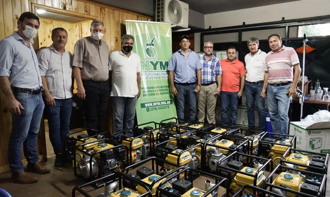 Imagen de Junto al gobernador Herrera Ahuad, el INYM entreg&oacute; m&aacute;s de 50 implementos a productores