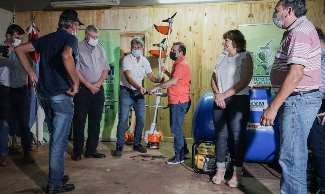 Imagen de Junto al gobernador Herrera Ahuad, el INYM entreg&oacute; m&aacute;s de 50 implementos a productores