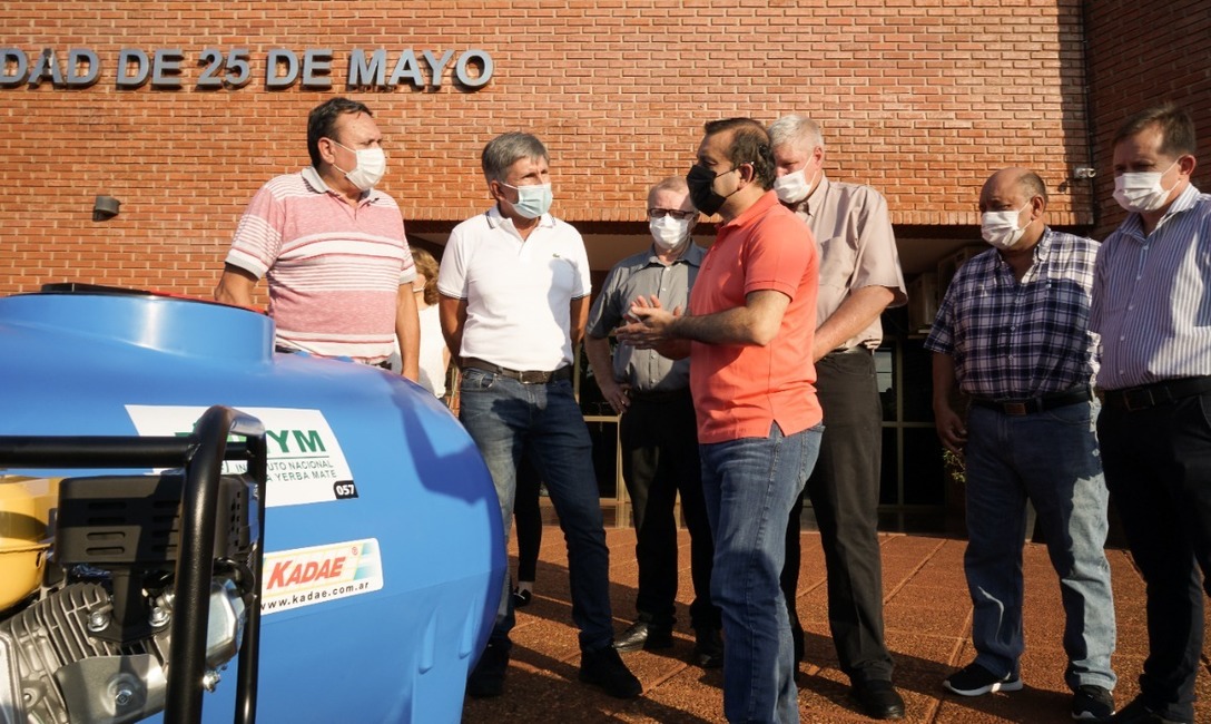 Imagen de Junto al gobernador Herrera Ahuad, el INYM entreg&oacute; m&aacute;s de 50 implementos a productores