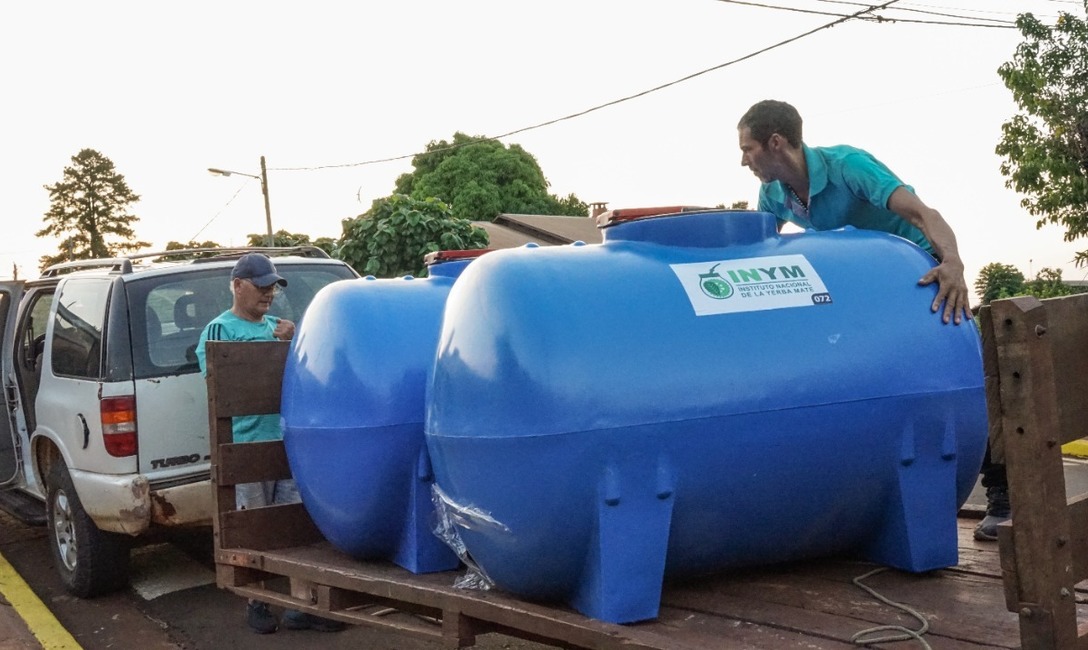 Imagen de Junto al gobernador Herrera Ahuad, el INYM entreg&oacute; m&aacute;s de 50 implementos a productores