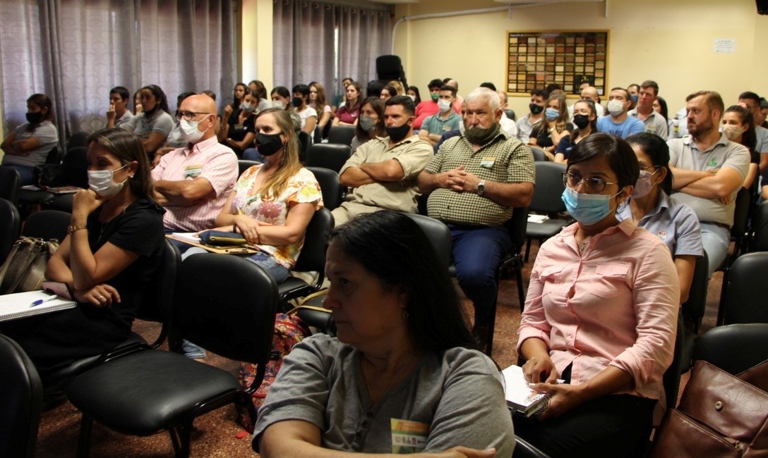 Productores, profesionales y estudiantes asisten al evento.