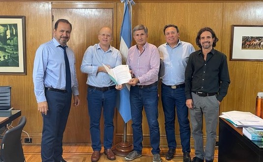 Imagen de Se reglamentó la Ley de Etiquetado Frontal de Alimentos y la yerba mate quedó excluida