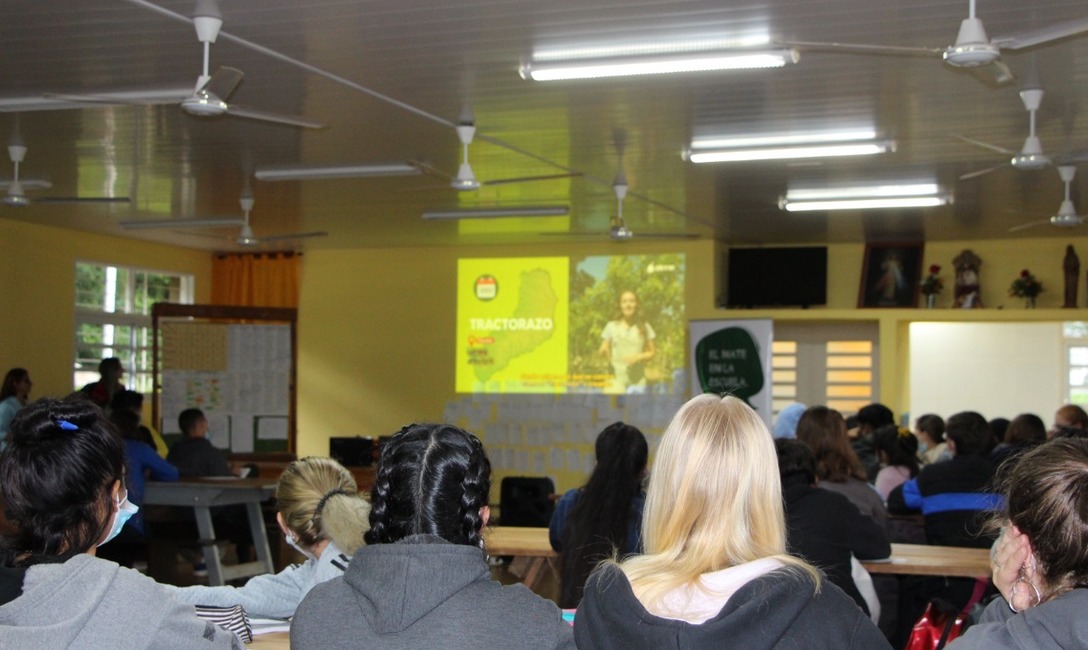 Imagen de Casi 90 alumnos de la EFA de Los Helechos estudian con el Mate en la Escuela