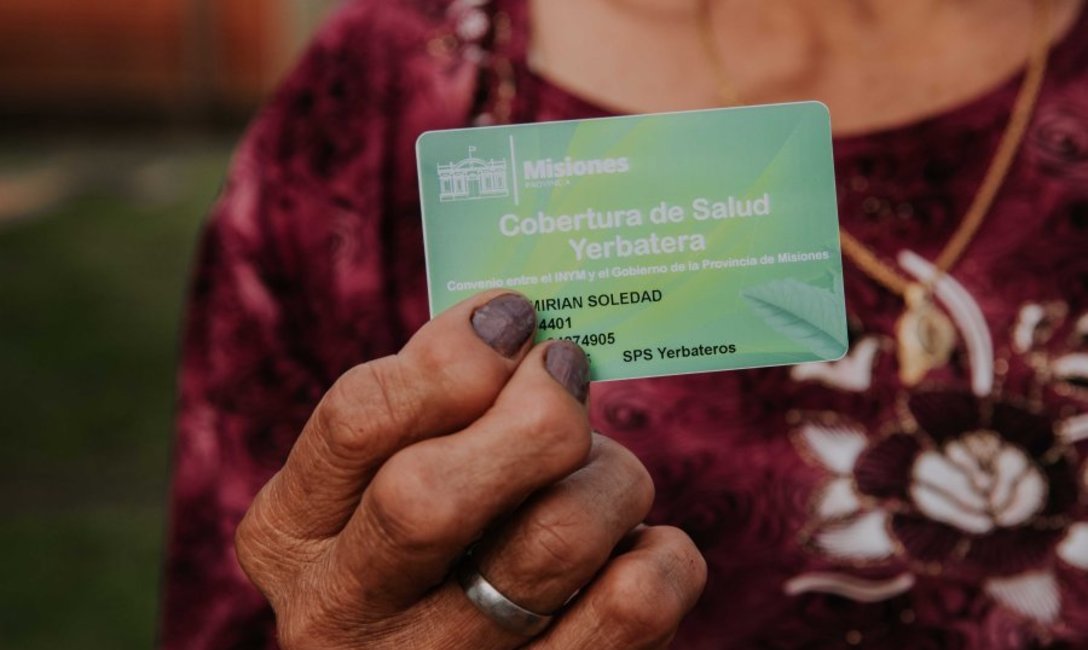 Imagen de Se entregaron los primeros carnets de la cobertura de salud para peque&ntilde;os productores