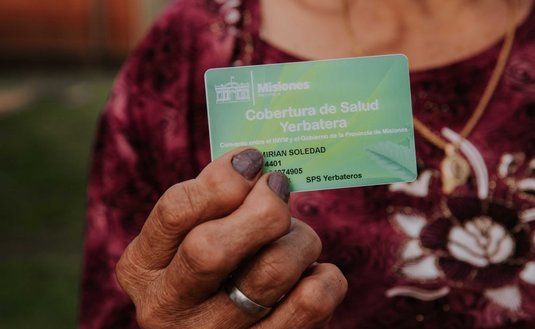 Imagen de Se entregaron los primeros carnets de la cobertura de salud para pequeños productores