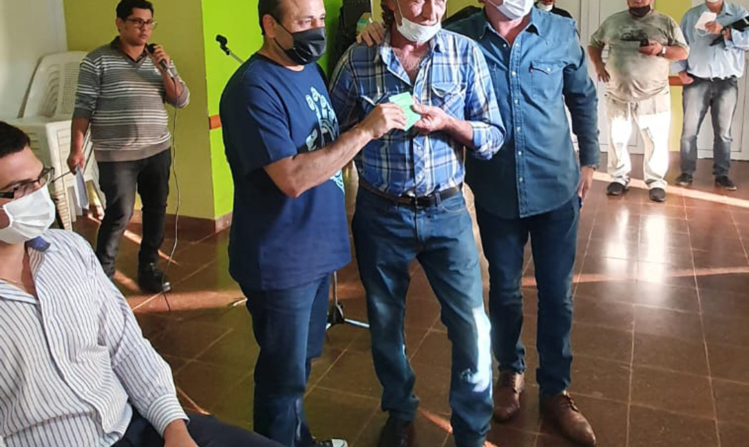 Imagen de Se entregaron los primeros carnets de la cobertura de salud para peque&ntilde;os productores