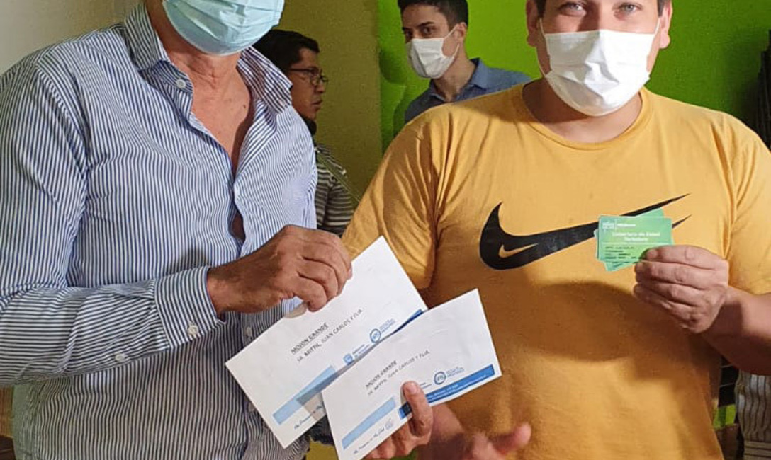 Imagen de Se entregaron los primeros carnets de la cobertura de salud para peque&ntilde;os productores