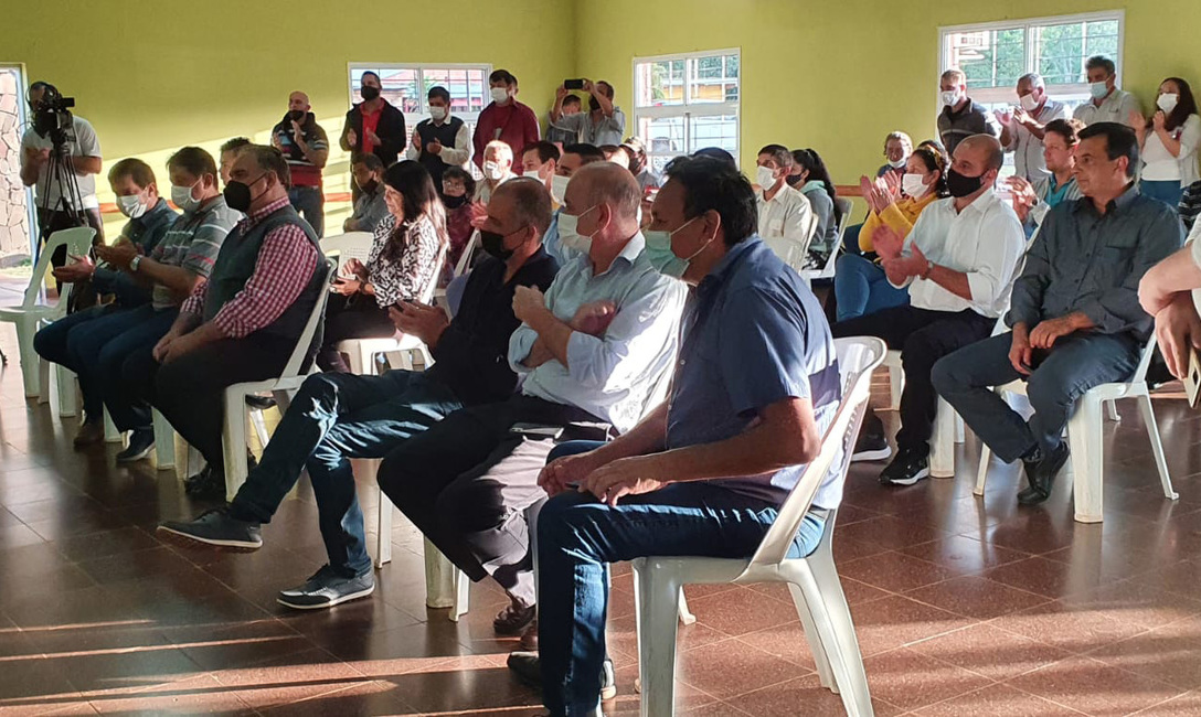 Imagen de Se entregaron los primeros carnets de la cobertura de salud para peque&ntilde;os productores