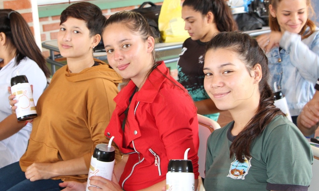 Imagen de Estudiantes de Andresito, con el Mate en la Escuela Imagen de Estudiantes de Andresito, con el Mate en la Escuela