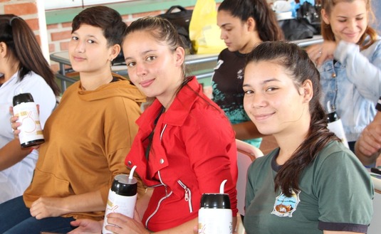Imagen de Estudiantes de Andresito, con el Mate en la Escuela