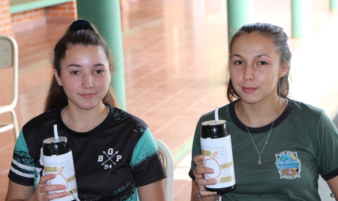 Imagen de Estudiantes de Andresito, con el Mate en la Escuela Imagen de Estudiantes de Andresito, con el Mate en la Escuela