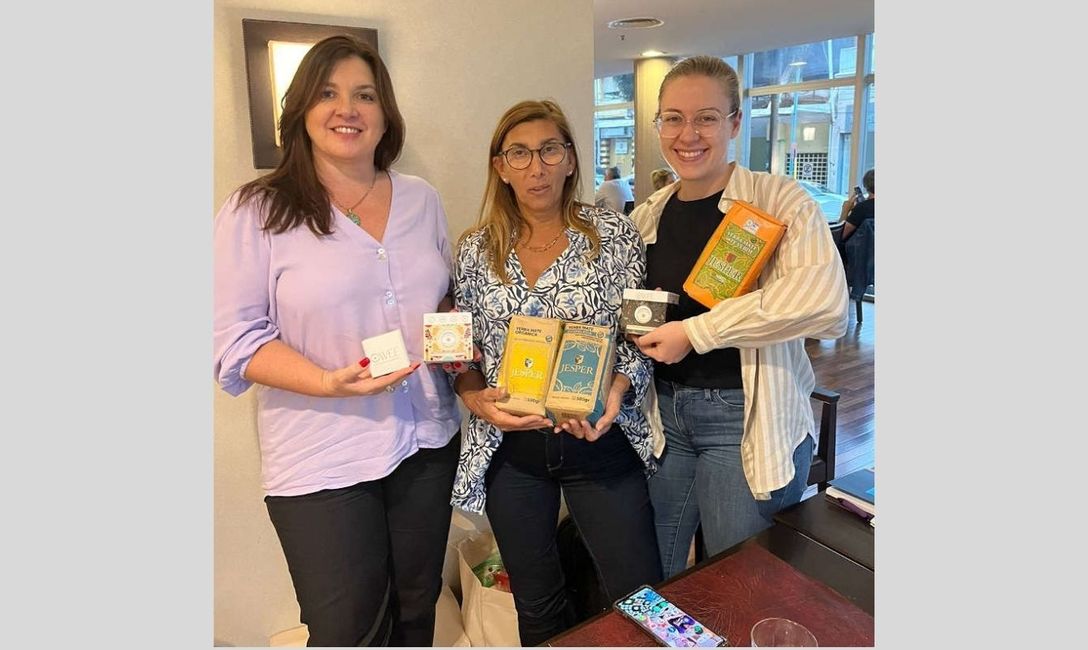 Estelle y Carolina, junto a Carolina Boidi de yerba mate Jesper. Estelle y Carolina, junto a Carolina Boidi de yerba mate Jesper.