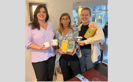 Estelle y Carolina, junto a Carolina Boidi de yerba mate Jesper.