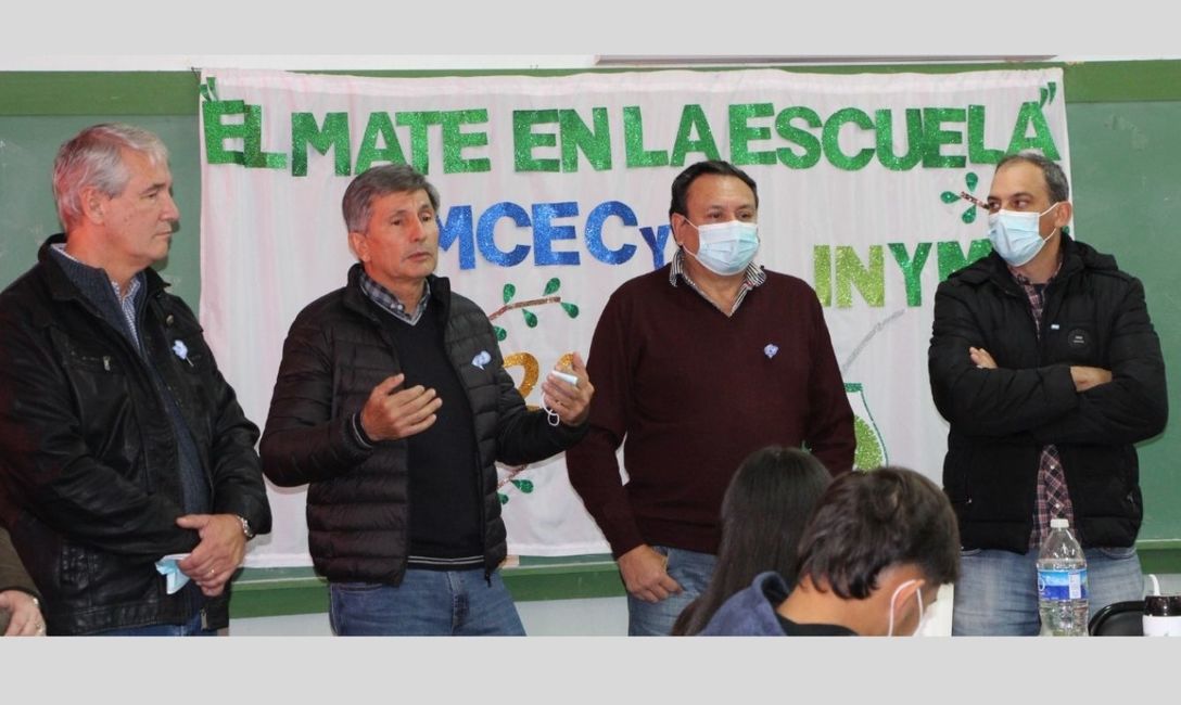 Imagen de Autoridades y estudiantes, aprendiendo con El Mate en la Escuela