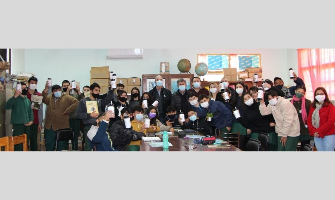 Imagen de Autoridades y estudiantes, aprendiendo con El Mate en la Escuela