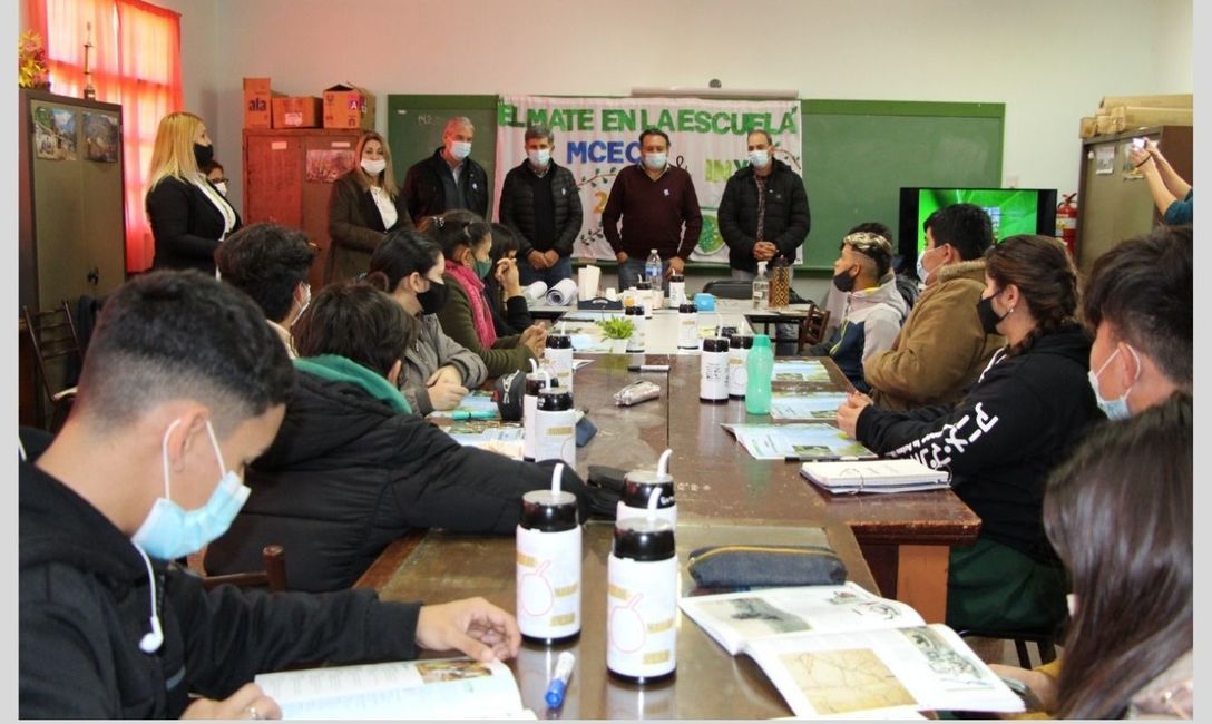 Imagen de Autoridades y estudiantes, aprendiendo con El Mate en la Escuela