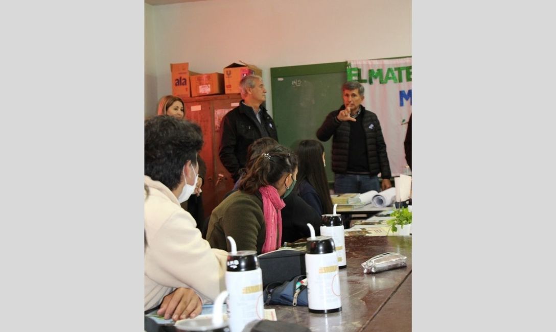 Imagen de Autoridades y estudiantes, aprendiendo con El Mate en la Escuela
