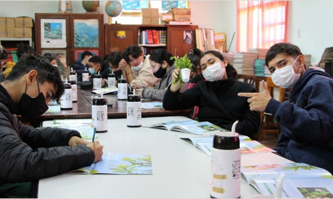 Imagen de Autoridades y estudiantes, aprendiendo con El Mate en la Escuela
