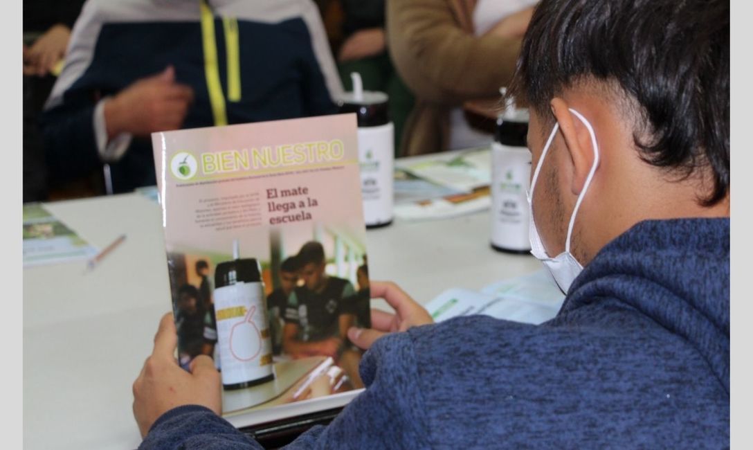 Imagen de Autoridades y estudiantes, aprendiendo con El Mate en la Escuela