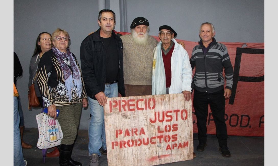 Precio justo y dignidad para la familia agraria, líneas de acción en las movilizaciones del 2001 y 2002. Precio justo y dignidad para la familia agraria, líneas de acción en las movilizaciones del 2001 y 2002.