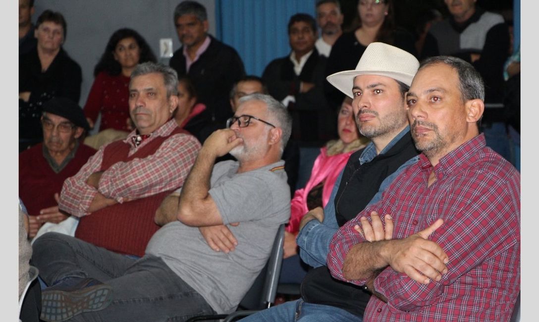 Los directores por la Producción en el INYM Nelson Dalcomo, Claudio Hacklander y Jonas Petterson junto al diputado Julio Petterson. Todos formaron parte de los tractorazos. Los directores por la Producción en el INYM Nelson Dalcomo, Claudio Hacklander y Jonas Petterson junto al diputado Julio Petterson. Todos formaron parte de los tractorazos.