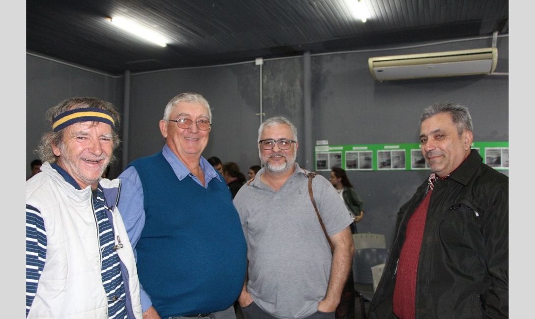 Juan Tarasiuk, Waldemar Lisneski, Claudio Hacklander y Nelson Dalcolmo, presentes en la charla por los 20 años del tractorazo. Juan Tarasiuk, Waldemar Lisneski, Claudio Hacklander y Nelson Dalcolmo, presentes en la charla por los 20 años del tractorazo.