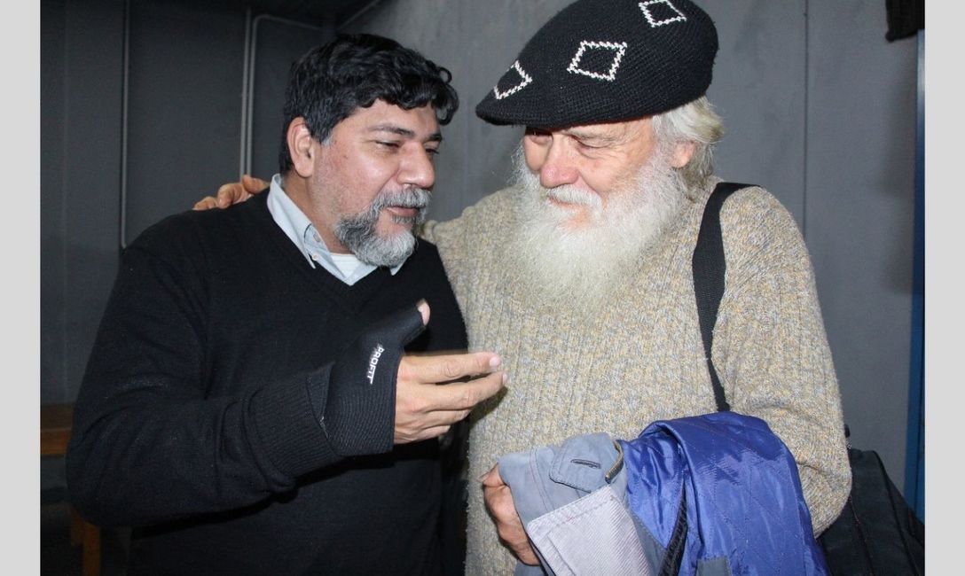 El artista Joselo Schuap, quien compuso Tractor Opaco en homenaje a los agricutlores, junto a Hugo Sand. El artista Joselo Schuap, quien compuso Tractor Opaco en homenaje a los agricutlores, junto a Hugo Sand.