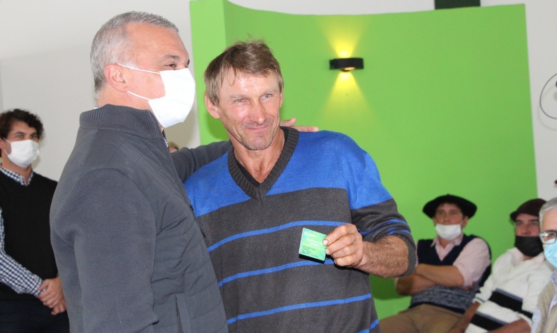 Carlos Arce, vicegobernador de Misiones junto a un productor. Carlos Arce, vicegobernador de Misiones junto a un productor.