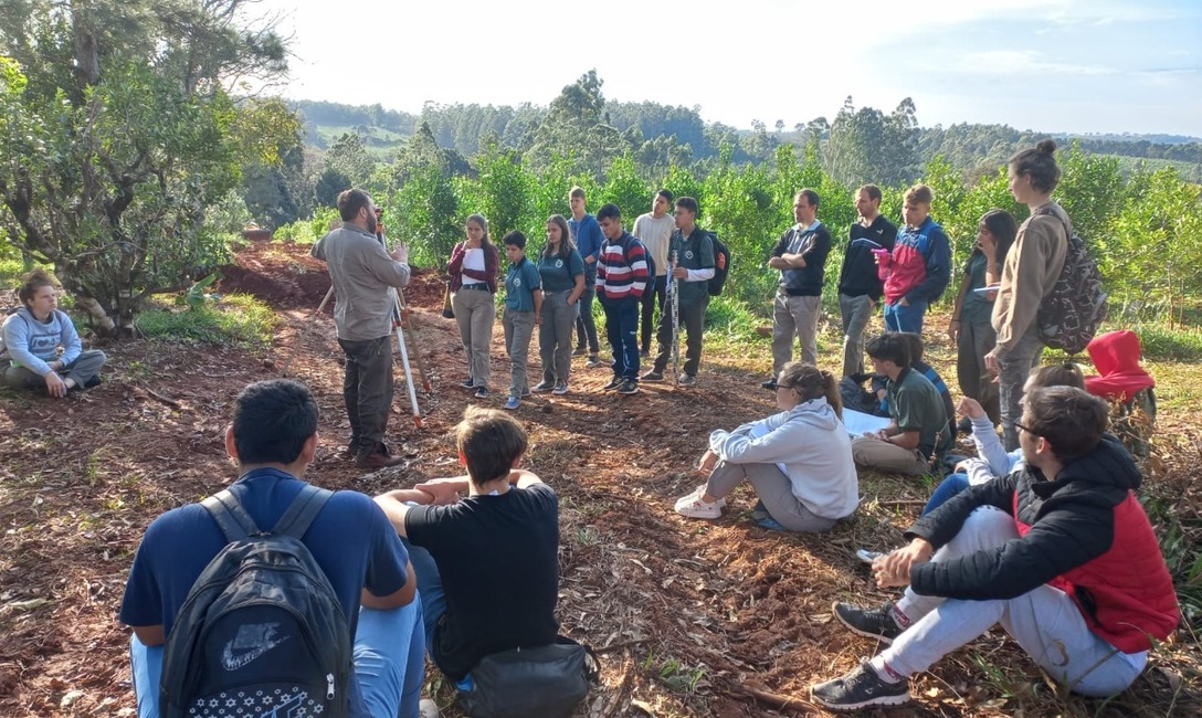 Imagen de En el D&iacute;a del Suelo, jornada con j&oacute;venes en la chacra de Babetske