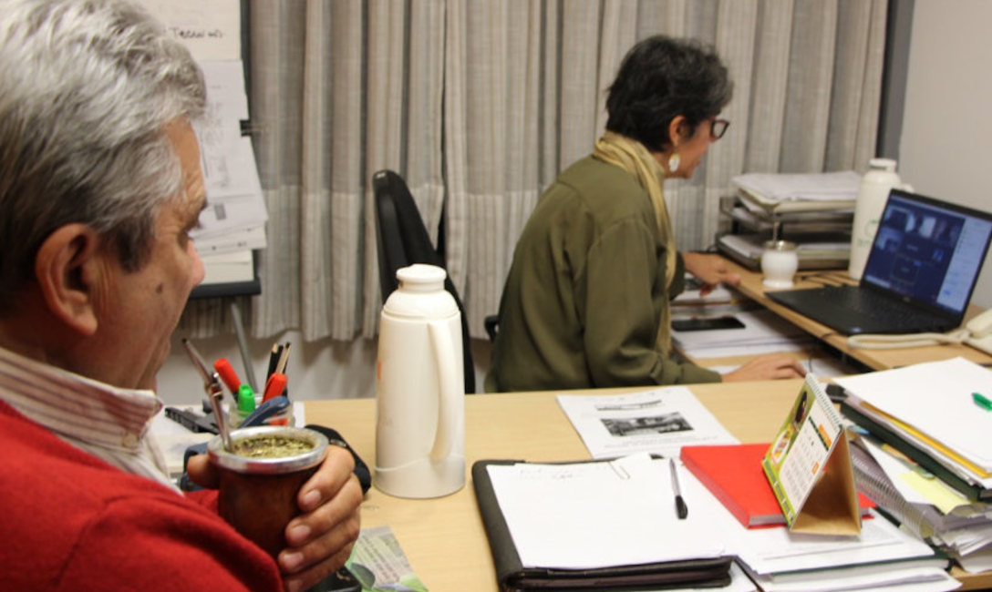 Ing. Verónica Scalerandi, sub gerente del Area Técnica del INYM , junto a Nelson Dalcolmo, representante por los Productores. Ing. Verónica Scalerandi, sub gerente del Area Técnica del INYM , junto a Nelson Dalcolmo, representante por los Productores.