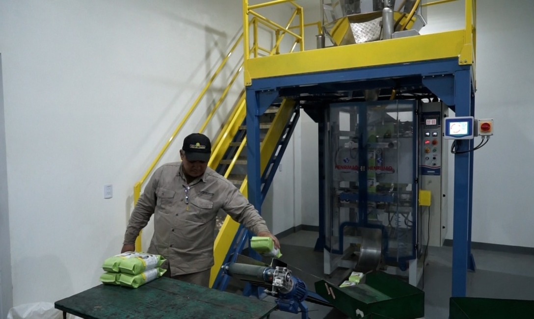 Una máquina de última generación agiliza el proceso de envasado Una máquina de última generación agiliza el proceso de envasado