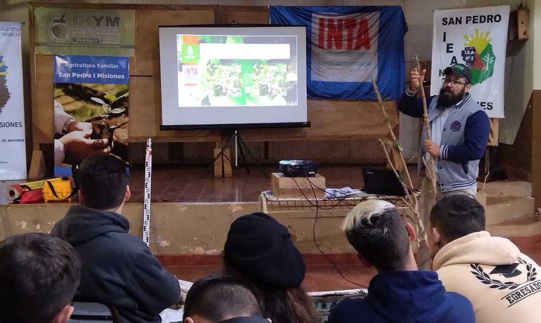 Imagen de Charla sobre cosecha de yerba mate en el IEA 2 de San Pedro