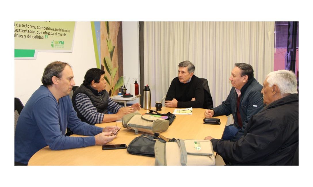 Jonas Petterson, representante por la Producción; Carmelo Paulo Rojas de UATRE, Juan José Szychowki presidente del INYM, Ricardo Maciel, vicepresidente y Raúl Antonio Morínigo de UATRE. Jonas Petterson, representante por la Producción; Carmelo Paulo Rojas de UATRE, Juan José Szychowki presidente del INYM, Ricardo Maciel, vicepresidente y Raúl Antonio Morínigo de UATRE.
