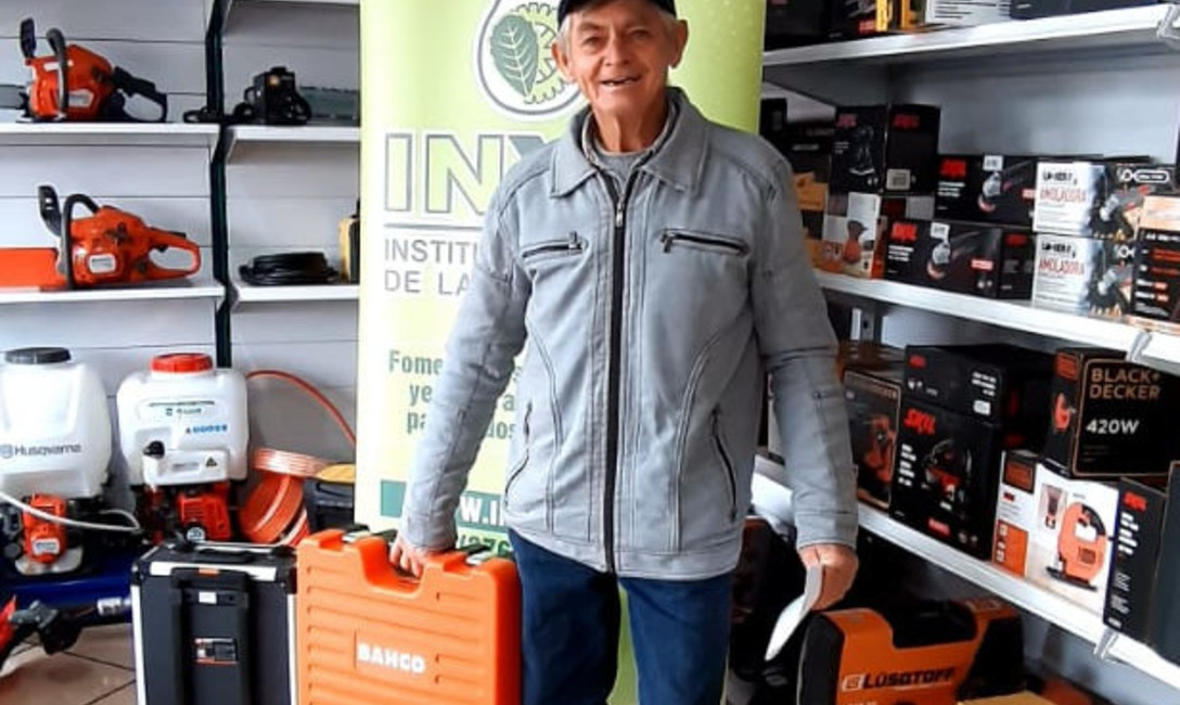 Imagen de Contin&uacute;a la entrega de herramientas a productores