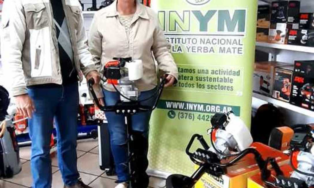 Imagen de Contin&uacute;a la entrega de herramientas a productores