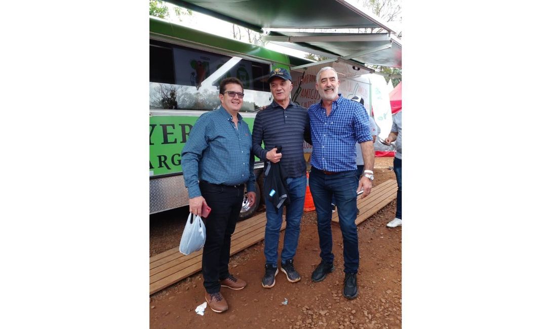 El intendente de San Vicente, Fabián Rodríguez (izq) y el vicegobernador Carlos Arce (centro) se acercaron al trailer del INYM El intendente de San Vicente, Fabián Rodríguez (izq) y el vicegobernador Carlos Arce (centro) se acercaron al trailer del INYM