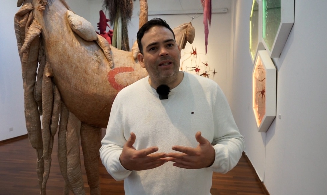 Imagen de El artista visual Andrés Paredes expone “Tierra Adentro”, una muestra enriquecida con la impronta de la yerba mate Imagen de El artista visual Andrés Paredes expone “Tierra Adentro”, una muestra enriquecida con la impronta de la yerba mate