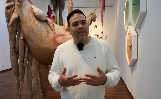 Imagen de El artista visual Andrés Paredes expone Tierra Adentro, una muestra enriquecida con la impronta de la yerba mate