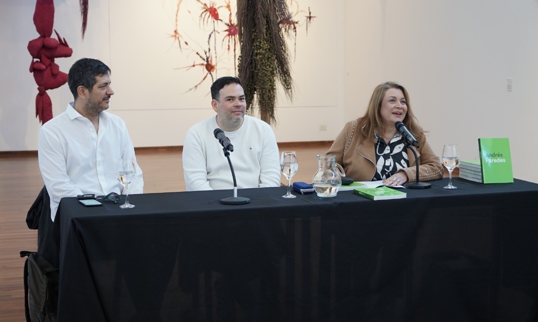 Imagen de El artista visual Andrés Paredes expone “Tierra Adentro”, una muestra enriquecida con la impronta de la yerba mate Imagen de El artista visual Andrés Paredes expone “Tierra Adentro”, una muestra enriquecida con la impronta de la yerba mate
