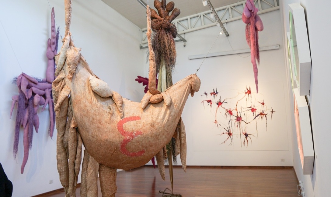 Imagen de El artista visual Andrés Paredes expone “Tierra Adentro”, una muestra enriquecida con la impronta de la yerba mate Imagen de El artista visual Andrés Paredes expone “Tierra Adentro”, una muestra enriquecida con la impronta de la yerba mate